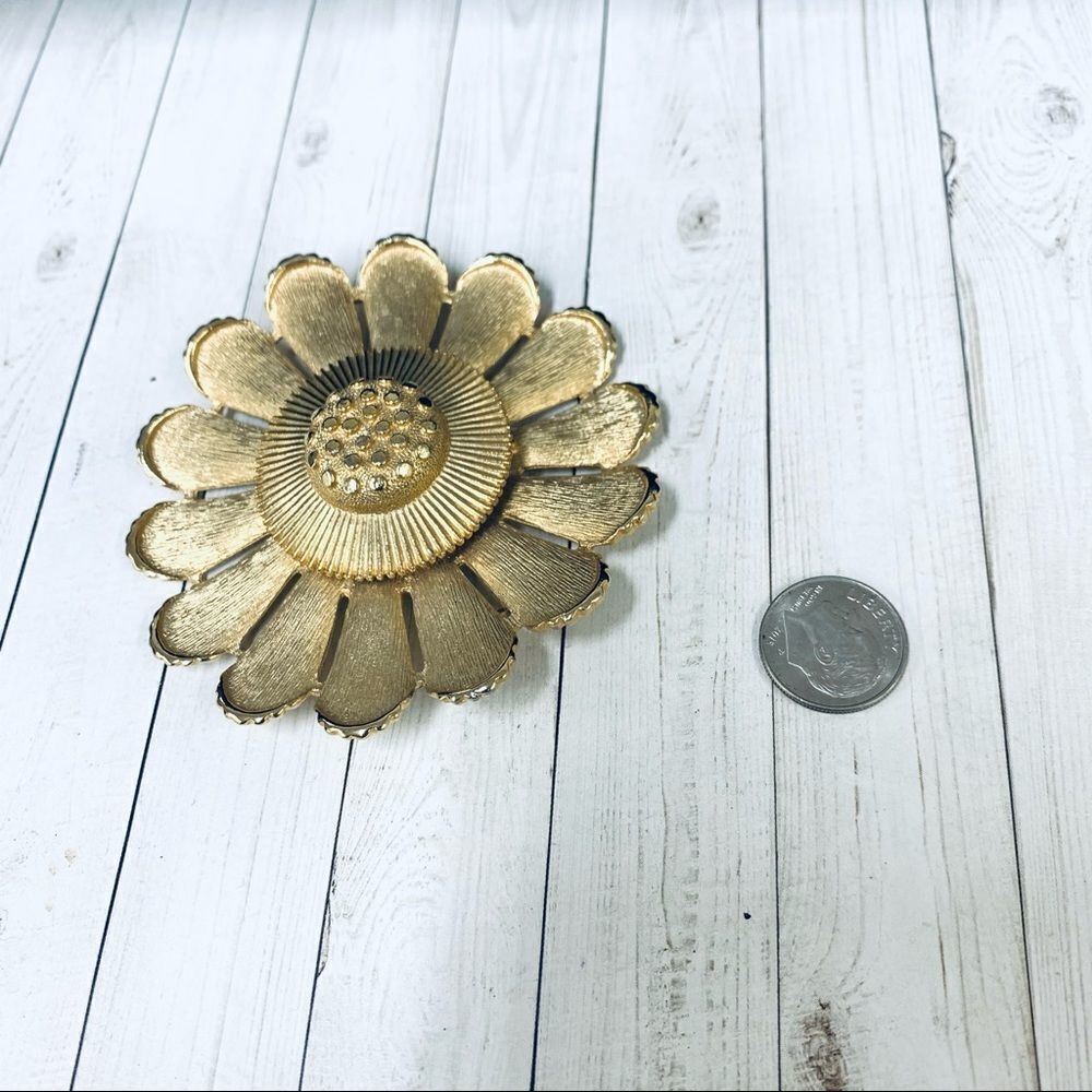 Sarahcoventry Goldflowerbrooch 12$